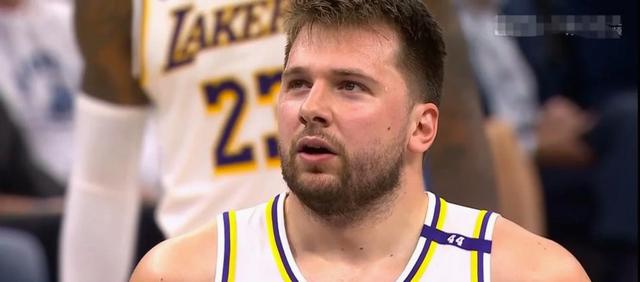 爱游戏-包含库里怒砍38分布莱顿主帅复盘备战中超，现场解说直呼：东契奇在瑞士队比赛中战术调整的词条